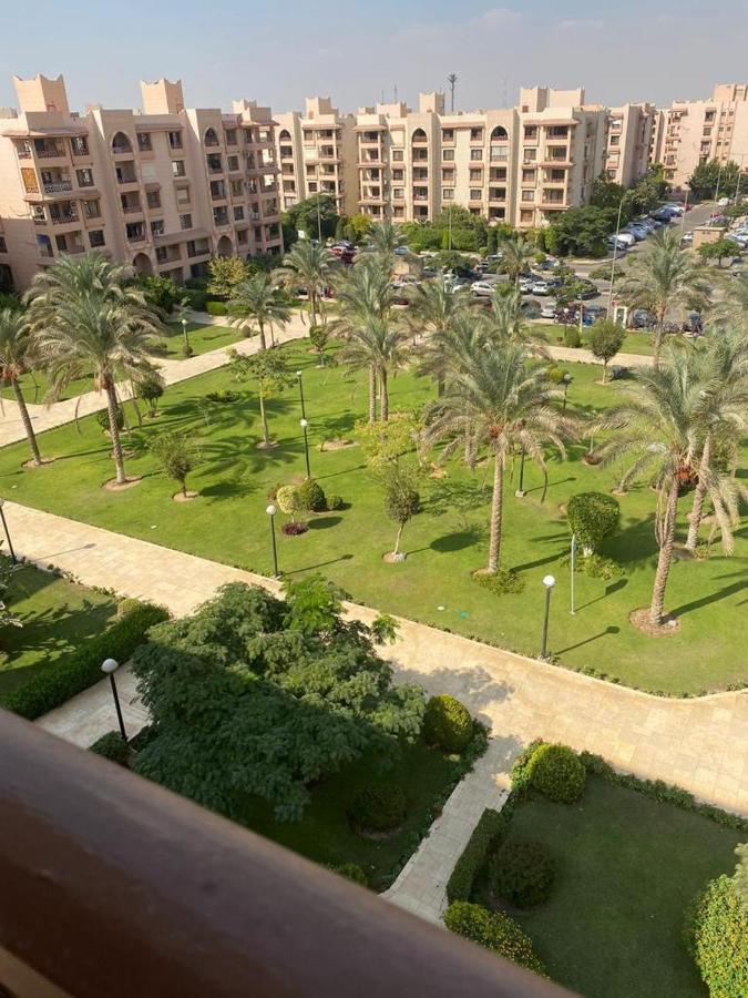 Luxurious 3 Bedroom Rustic Apartment Overlooking Huge Garden - For Families And Couples Kaherah Luaran gambar