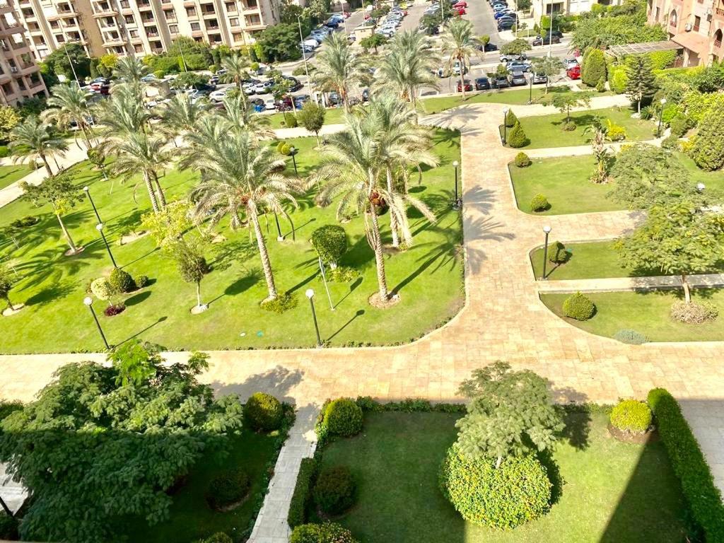 Luxurious 3 Bedroom Rustic Apartment Overlooking Huge Garden - For Families And Couples Kaherah Luaran gambar